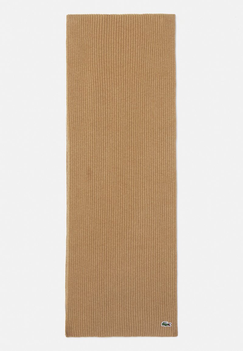 Ribbet beiges skjerf laget av mykt stoff, med logo-detalj i nederste høyre hjørne. Lang og rektangulær form.