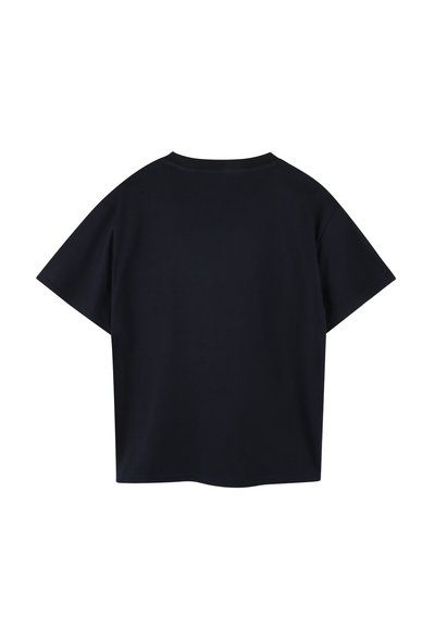 Ciemnoniebieski, krótki rękaw T-shirt o luźnym kroju, okrągłym dekolcie i gładkim bawełnianym materiale; brak widocznych wzorów lub akcentów.