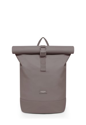 Mochila roll-top minimalista en color topo con correa con hebilla frontal y etiqueta Larkson Hamburg cerca de la base, de pie sobre fondo blanco.