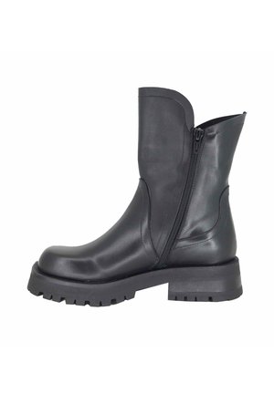 Stivale alla caviglia in pelle nera con cerniera laterale, punta arrotondata, suola spessa in gomma e dettagli di cuciture discrete. Texture liscia in tutta la superficie.