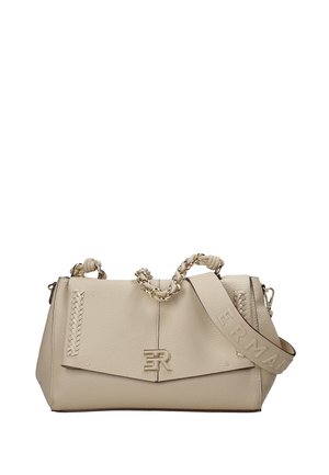 Beige leren handtas met gouden kettingbandjes, gevlochten lederen details en het gegraveerde merknaam op een brede verstelbare schouderriem.