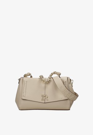 Borsa a mano in pelle beige con tracolle a catena dorata, dettagli in pelle intrecciata e nome del marchio in rilievo sulla ampia tracolla regolabile.