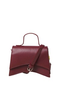Sac à main en cuir bordeaux avec un design structuré, un rabat angulaire, une poignée supérieure et une bandoulière réglable. Dispose d'accents matériels minimaux.