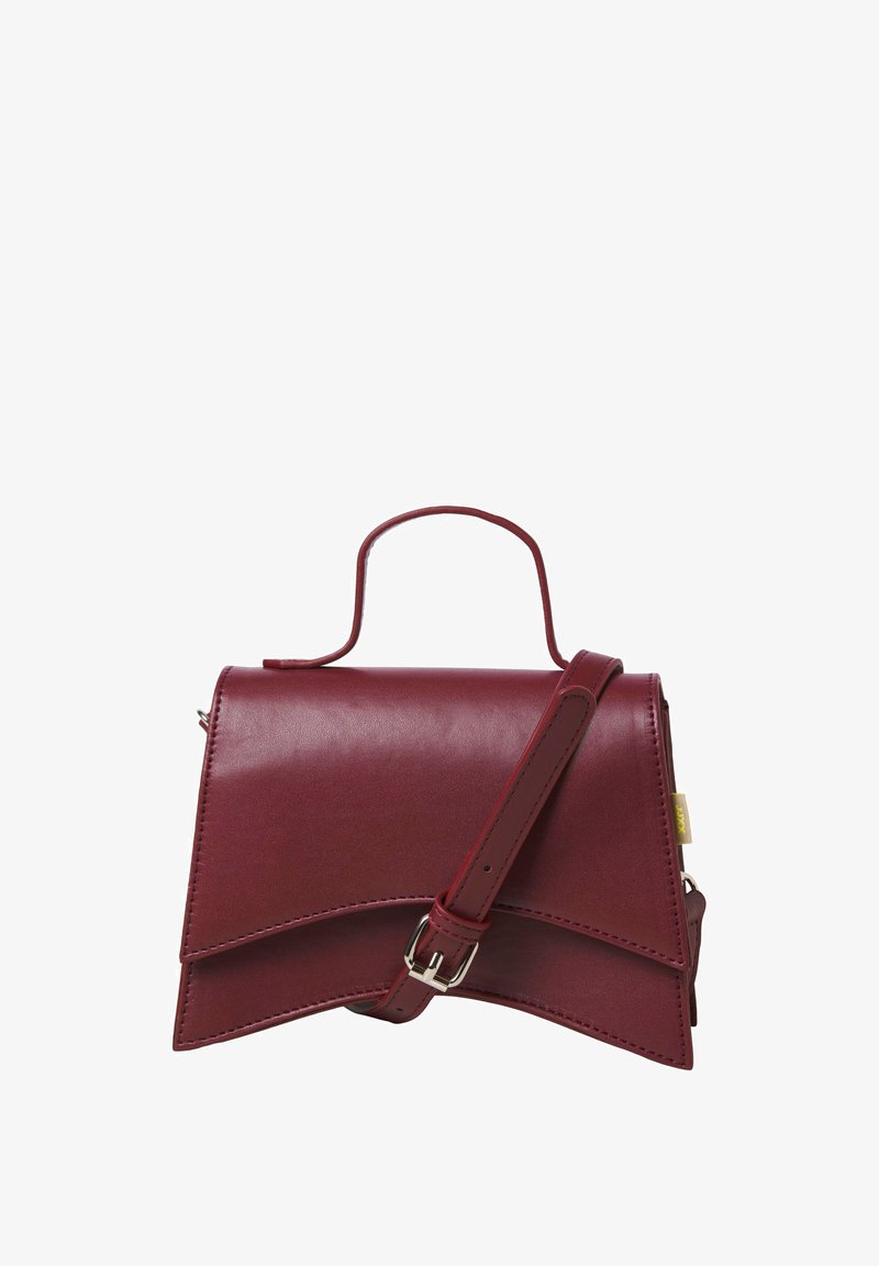 Borsa a mano in pelle borgogna con un design strutturato, patta angolare, manico superiore e tracolla regolabile. Presenta accenti hardware minimali.
