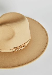 Lipsy CHAIN DETAILING FEDORA - Hattu - camel