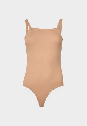 Bodysuit beige côtelé avec des bretelles ajustables, décolleté en forme deU et une silhouette cintrée, présentant une jambe haute et des coutures minimales.