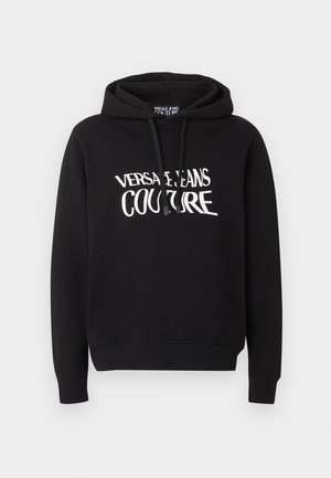 Sort hættetrøje med lange ærmer og hvid "Versace Jeans Couture" tekst på brystet, med snoretræk i hætten.