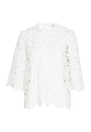 Hvid blonde top med blomster mønstre, trekvart ærmer, en bølget kant og en høj hals med knaplukning.