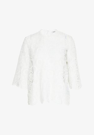 Blouse en dentelle blanche ornée de motifs floraux, avec des manches trois-quarts, un ourlet festonné et un col haut avec fermeture à bouton.
