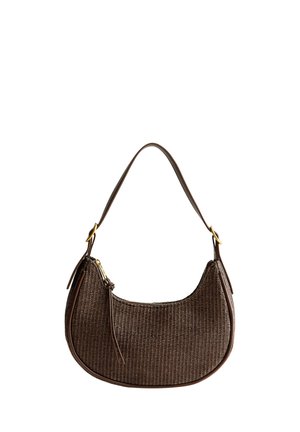 Borsa a mezzaluna intrecciata di colore marrone scuro con una tracolla regolabile singola e una chiusura a cerniera con una linguetta in pelle.