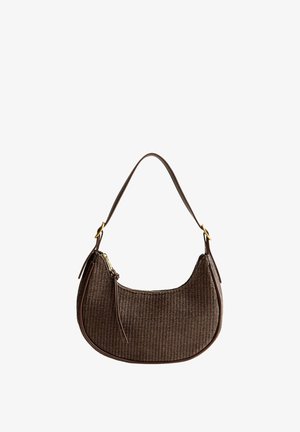 Ciemnobrązowa, pleciona torebka w kształcie półksiężyca z pojedynczym regulowanym paskiem na ramię i zamkiem błyskawicznym z skórzaną pętlą do zaciągania.