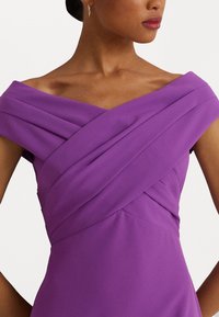 Lauren Ralph Lauren CREPE OFF-THE-SHOULDER COCKTAIL DRESS - Juhlamekko - purple jasper