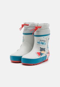 Bottes de pluie en caoutchouc blanches avec un haut gris, ornées d'accents bleus, d'un cordon rouge et de graphiques de super-héros sur les côtés. Semelles texturées pour une meilleure adhérence.