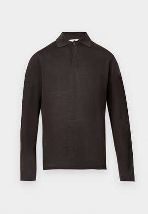 Donkerbruin poloshirt met lange mouwen van zachte stof, voorzien van een puntkraag en een knoopsluiting met drie knopen. Gladde textuur zonder patronen.