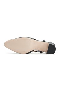 Scarpa nera con tacco, con una parte superiore in pelle liscia e punta affusolata. La parte inferiore presenta una suola beige con un motivo testurizzato per una migliore aderenza.