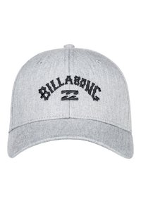 Gorra de béisbol gris hecha de tela texturizada, con el logotipo negro bordado "BILLABONG" y una visera curvada. Correa ajustable en la parte trasera.