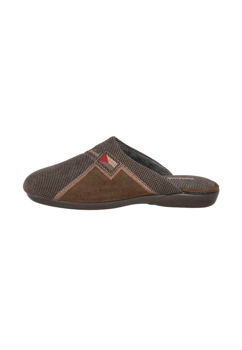 Zapatilla deslizante marrón con tejido texturizado y acentos de ante. Presenta un patrón de chevron y un detalle triangular rojo. Suela ligera.