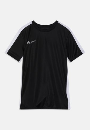 T-shirt sportivo nero a maniche corte, con accenti bianchi lungo le spalle e un piccolo logo Nike bianco sul petto.