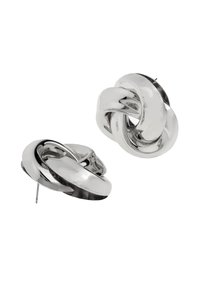 Metalisk sølvfarvede knudeformede øreringe med en glat, skinnende overflade og post-back lukning, der fremviser sammenflettede designelementer.