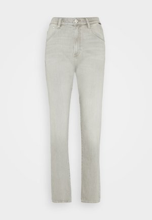 Világosszürke farmernadrág egyenes szabással, magas derekkal, elülső zsebekkel és gombos záródással. Az anyag finom textúrájú.