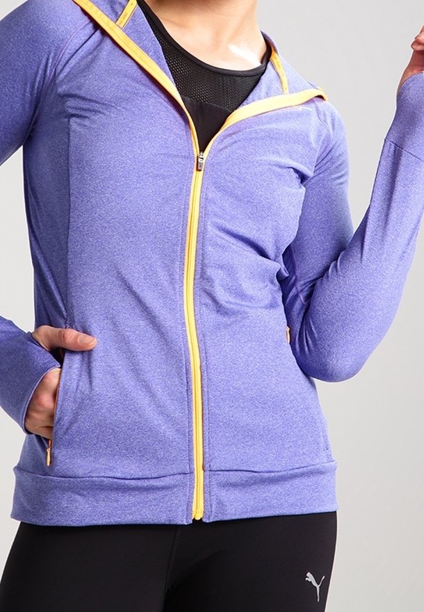Giacca sportiva viola con zip e rifiniture gialle, dotata di chiusura zip frontale, design aderente e due tasche laterali. Texture liscia.