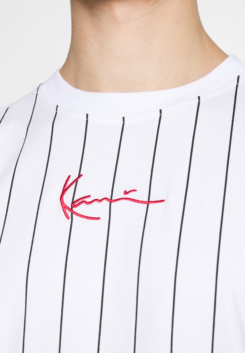 Herren T-Shirts basic | Karl Kani SMALL SIGNATURE PINSTRIPE TEE UNISEX T-Shirt print white/black/weiß - BG65214 Herren T-Shirts basic | Karl Kani SMALL SIGNATURE PINSTRIPE TEE UNISEX T-Shirt print white/black/weiß - BG65214