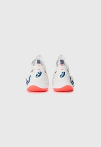 Witte sportieve schoenen met blauwe accenten en rode details, met een gebogen zool en een gestructureerde achterkant. Lichtgewicht materiaal met trekhaakjes.
