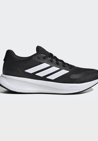 Chaussure de running Adidas noire et blanche avec trois bandes blanches, lacets noirs et semelle épaisse blanche amortissante avec marquage Cloudfoam.