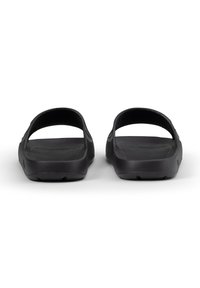 Ciabatte in gomma nera con una fascia spessa sopra il piede e soletta testurizzata. La suola presenta scanalature per una migliore aderenza e presa.