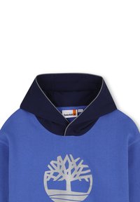 Felpa con cappuccio in misto cotone blu, con un grande logo d'albero argentato, dotata di cappuccio blu navy e bordo grigio a contrasto attorno al collo.