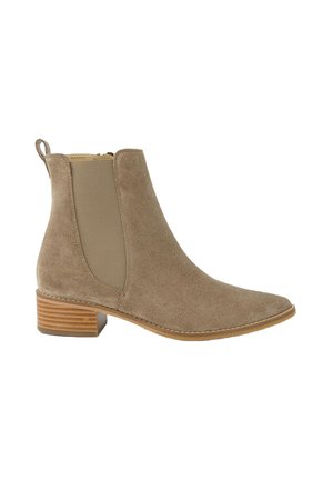 Stivaletto in suede beige con pannelli elastici laterali, punta affusolata e tacco in legno impilato. Texture liscia con dettagli di cucitura.