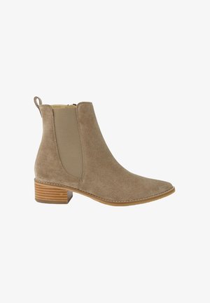 Beige Wildleder-Stiefelette mit elastischen Seiteneinsätzen, spitzer Zehenform und gestapeltem Holzabsatz. Glatte Textur mit Nähdetails.