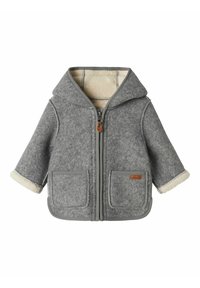 Giacca in pile grigia con cappuccio, foderata in crema, due tasche frontali e dettagli in pelle. Caratterizzata da una chiusura con zip e maniche arrotolate.
