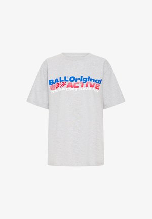 Grijze T-shirt met korte mouwen, voorzien van gedurfde blauwe en rode tekst in een sportief ontwerp. Zacht materiaal, losse pasvorm en ronde hals.