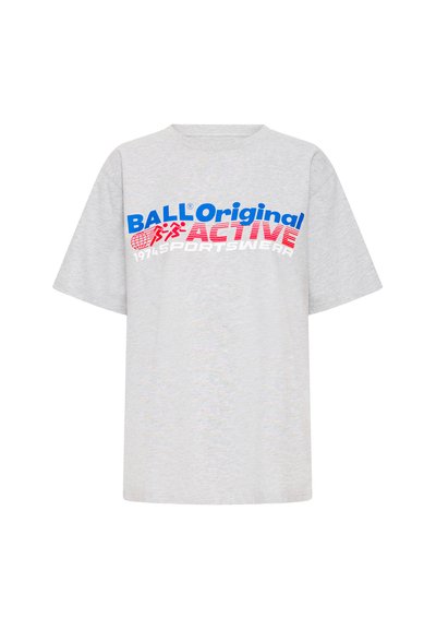 Pelēks īsām piedurknēm T-krekls ar izteiksmīgiem zilajiem un sarkanajiem uzrakstiem sportiskajā dizainā. Mīksts audums, brīvs piegriezums un apaļa kakla izgriezums.