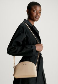Calvin Klein RE-LOCK 25 CM - Schoudertas - silver mink