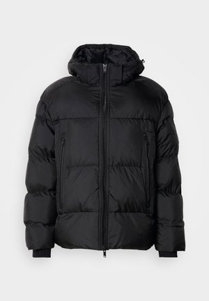 Casaco puffer preto com capuz, apresentando um fecho com zíper, dois bolsos frontais e punhos canelados, feito de um material liso e resistente à água.