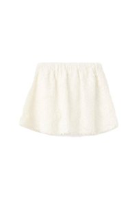 Jupe blanche évasée avec une taille élastique, comportant un motif texturé subtil et un tissu doux et léger, créant une silhouette fluide.