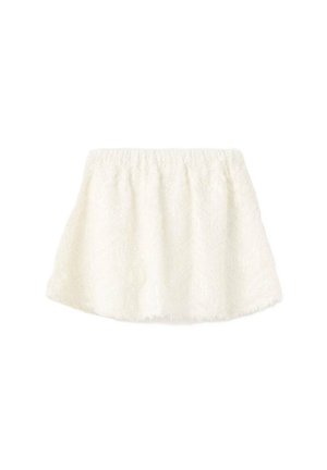 Jupe blanche évasée avec une taille élastique, comportant un motif texturé subtil et un tissu doux et léger, créant une silhouette fluide.