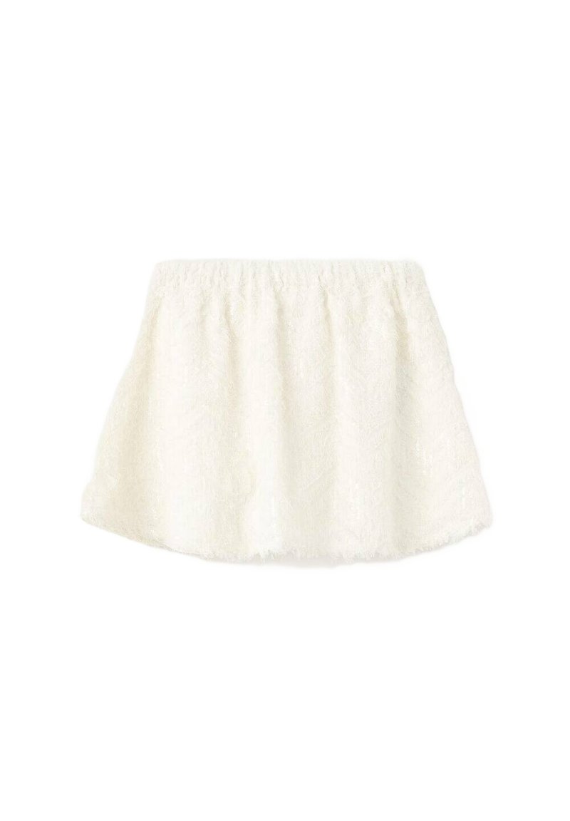 Jupe blanche évasée avec une taille élastique, comportant un motif texturé subtil et un tissu doux et léger, créant une silhouette fluide.