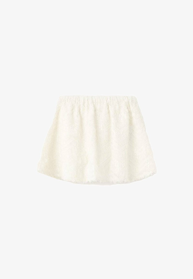 Jupe blanche évasée avec une taille élastique, comportant un motif texturé subtil et un tissu doux et léger, créant une silhouette fluide.