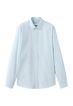 Camisa de hombre azul claro de manga larga con botones, con un sutil patrón de cuadros blancos y cuello clásico.