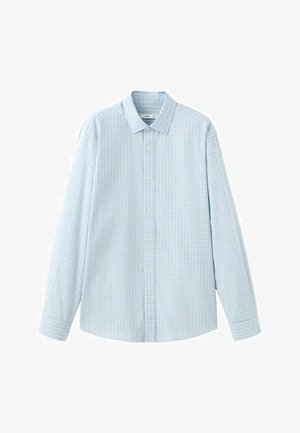Lyseblå herreskjorte med lange ærmer, knapper foran, et diskret hvidt ternet mønster og en klassisk krave.