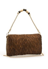 Bolso marrón tejido con superficie texturizada, con una correa de cuerda retorcida con detalles de cuentas de madera y una cadena dorada para un transporte versátil.