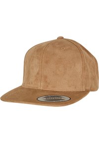 Smeđa snapback kapa od mekanog sueded materijala, s zakrivljenim vizorom i okruglom kroonjom s ventilacijskim rupama, s markiranom oznakom na prednjem dijelu.