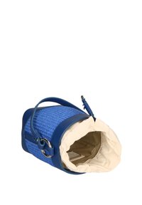 Borsa a tracolla blu intrecciata con una forma strutturata. Presenta una rifinitura in pelle liscia e foderatura in tessuto. Dotata di una maniglia superiore e dettagli in metallo.
