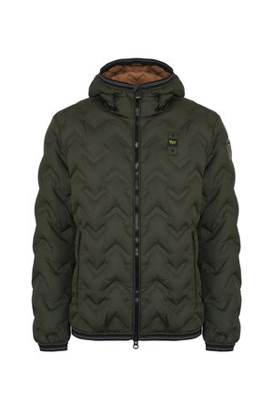 Chaqueta acolchada verde oliva con capucha, con un diseño de tejido en forma de chevron, cierre frontal con cremallera y puños acanalados en negro. El interior es marrón.