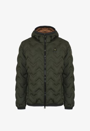 Chaqueta acolchada verde oliva con capucha, con un diseño de tejido en forma de chevron, cierre frontal con cremallera y puños acanalados en negro. El interior es marrón.