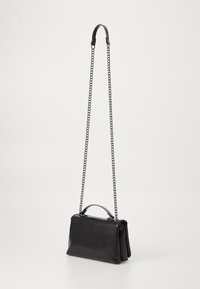 Borsa a tracolla in pelle nera con forma rettangolare, presenta una tracolla a catena e un manico superiore, texture liscia, design minimalista.