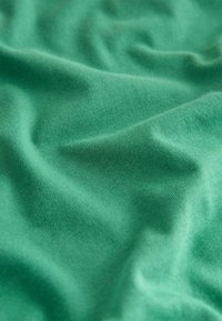 Unselected, dark green